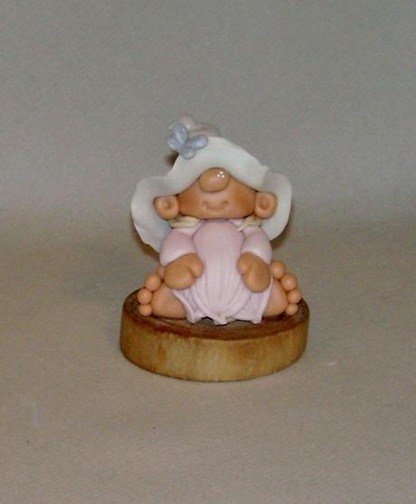 p'tit lutin sur rondin de bois flotté en porcelaine froide