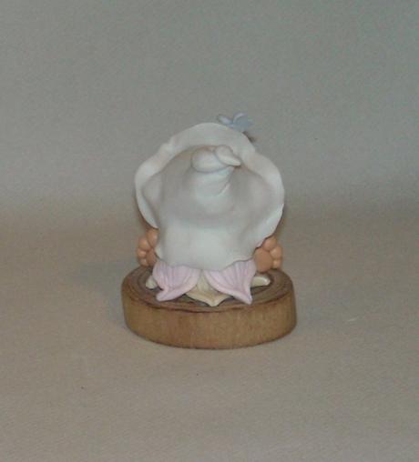 p'tit lutin sur rondin de bois flotté en porcelaine froide