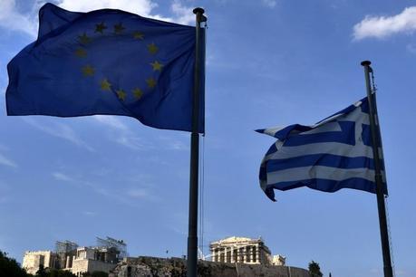 Les drapeaux grec et européen devant l'Acropole à Athènes, le 26 juin 2015.