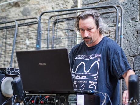 DUBOVNIK live dans un jardin DUBOVNIK live dans un jardin