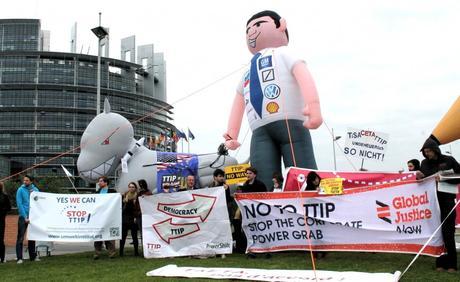 Le lobbying des milieux d’affaires sur le traité transatlantique dénoncé par des ONG Des activistes manifestent à Strasbourg avant le vote d'une résolution sur le TTIP au Parlement européen, le 12 juin. (Photo seattletobrussels)
