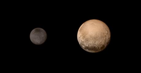 Charon (à gauche) et Pluton (à droite) photographiés le 11 juillet par New Horizons