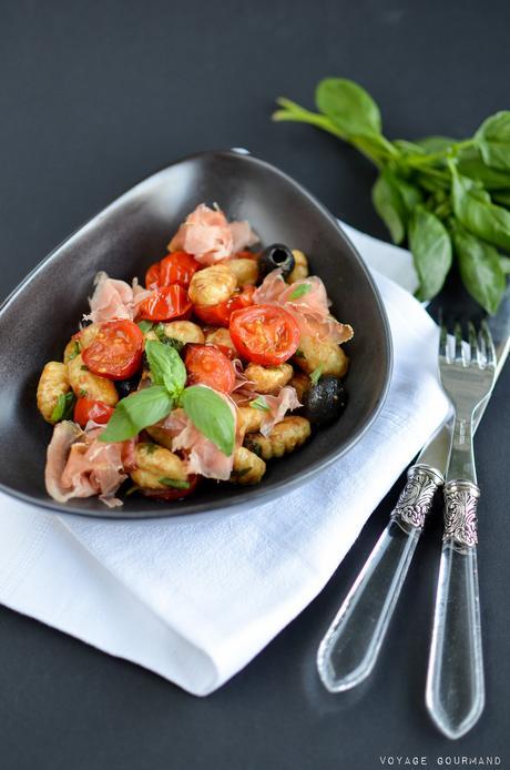 Salade tiède de gnocchis au jambon de Parme, tomates confites, olives et basilic Salade gnocchis, parme, tomates, olives