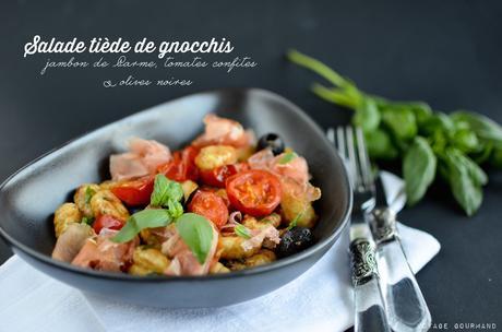 Salade gnocchis, jambon de Parme, tomates confites, olives noires, basilic, parmesan