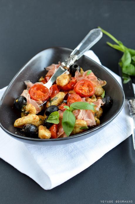 Salade de gnocchis, jambon de Parme, tomates confites, olives noires, basilic, parmesan