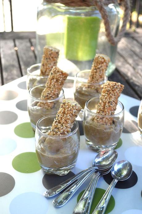 Caviar d'aubergine et breadsticks au yogurt grec et graines