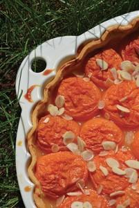la tarte aux abricots et amandes effilées dans un plat à tarte Revol les naturels 