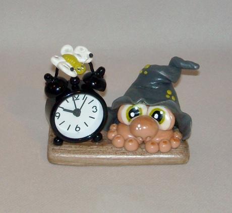 Réveil avec Chapeau lutin en porcelaine froide