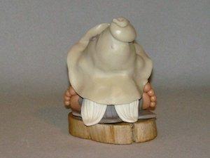 p'tit lutin sur rondin de bois flotté en porcelaine froide