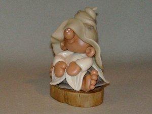 p'tit lutin sur rondin de bois flotté en porcelaine froide