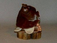 p'tit lutin sur rondin de bois flotté en porcelaine froide