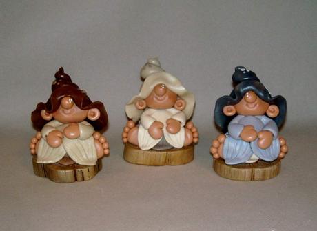 p'tit lutin sur rondin de bois flotté en porcelaine froide