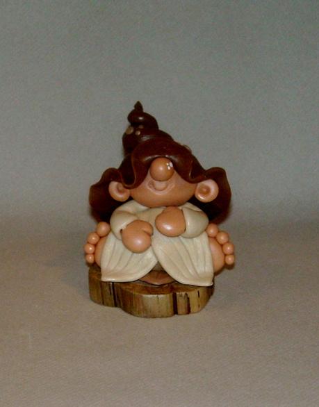 p'tit lutin sur rondin de bois flotté en porcelaine froide