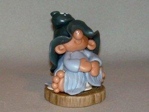 p'tit lutin sur rondin de bois flotté en porcelaine froide