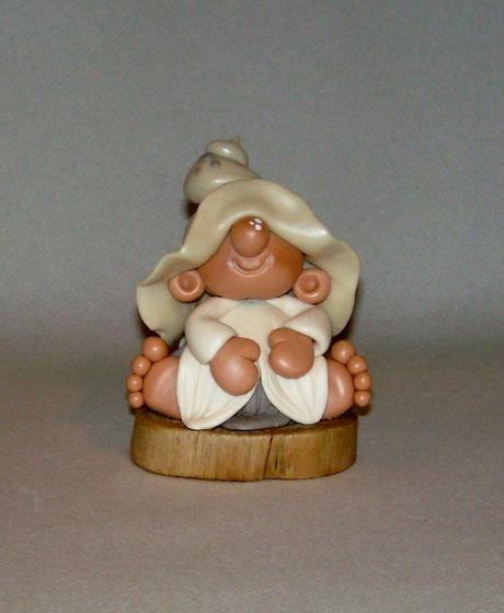 p'tit lutin sur rondin de bois flotté en porcelaine froide