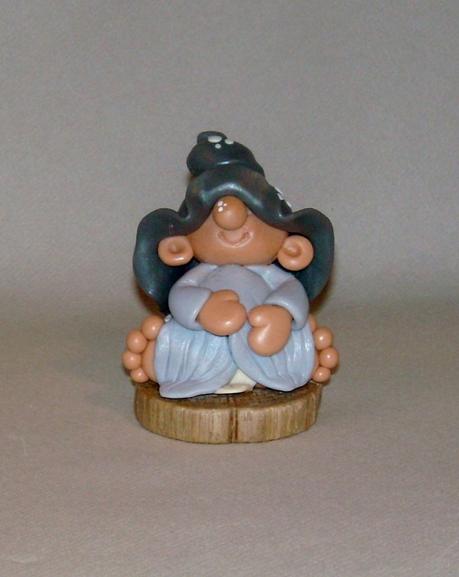 p'tit lutin sur rondin de bois flotté en porcelaine froide