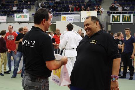 Ronaldo Veitia recevant un cadeau pour son anniversaire lors du tournoi Metz-Moselle 2013