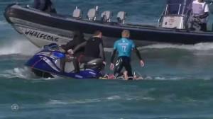 [VIDEO] Un surfer attaqué en pleine compétition