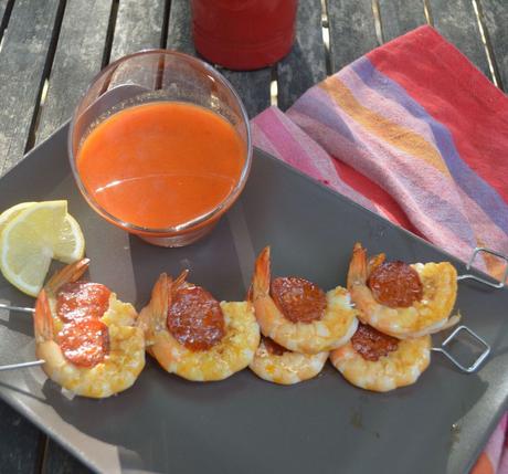 Brochettes de crevettes et chorizo à la plancha et gaspacho