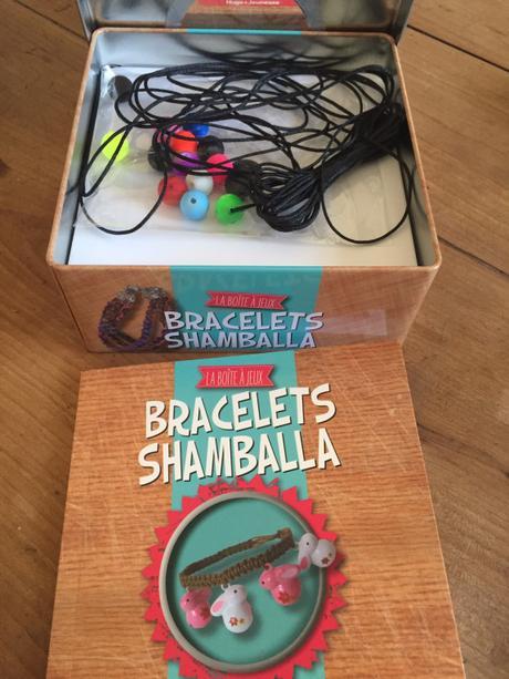Fabriquer des bracelets Shamballa avec la boite à jeux Hugo Jeunesse