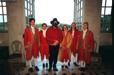 Michael Jackson au château du Champ de Bataille, le 1er juillet 1997 MJ-visits-Champ-de-Bataille-Castle-with-Debbie-Rowe-michael-jackson-14826783-1010-662