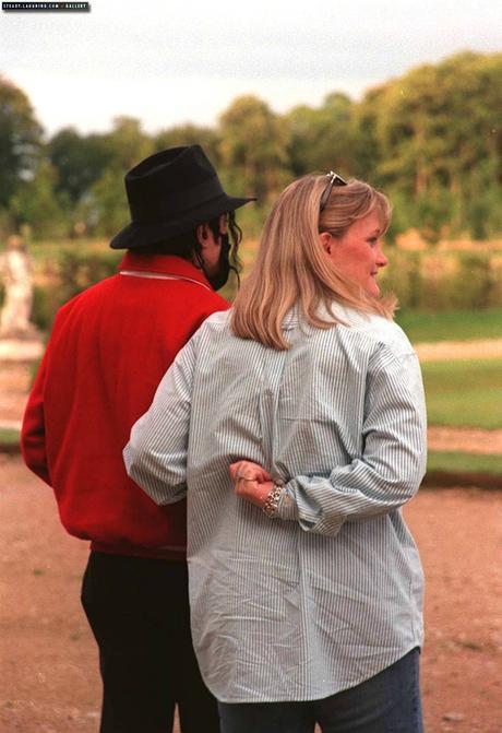 michael-jackson-and-debbie-rowe-visit-the-champ-de-bataille-castle-in-france(105)-m-1