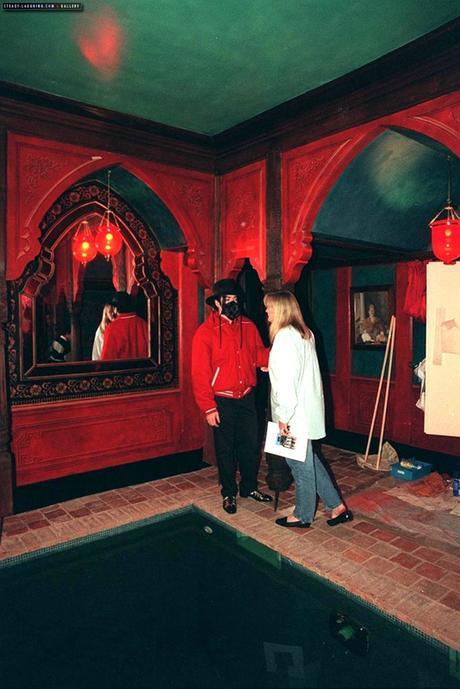 Michael Jackson au château du Champ de Bataille, le 1er juillet 1997 399383MJvisitsChampdeBatailleCastlewithDebbieRowemichaeljackson148267818001198