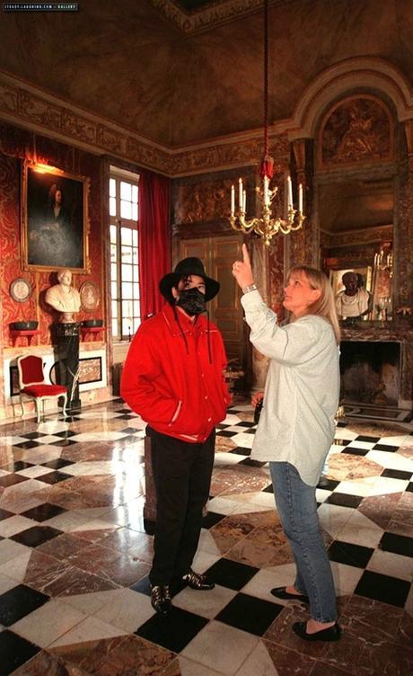 Michael Jackson au château du Champ de Bataille, le 1er juillet 1997 168161MJinFrancevisitsCHAMPDEBATAILLEcastlemichaeljackson107698627681256