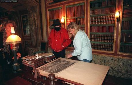 Michael Jackson au château du Champ de Bataille, le 1er juillet 1997 436426MJinFrancevisitsCHAMPDEBATAILLEcastlemichaeljackson107698351100713