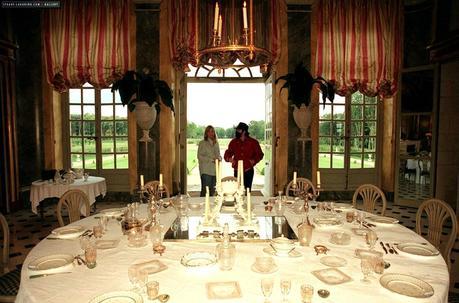 Michael Jackson au château du Champ de Bataille, le 1er juillet 1997 949284MJvisitsChampdeBatailleCastlewithDebbieRowemichaeljackson1482678011007241