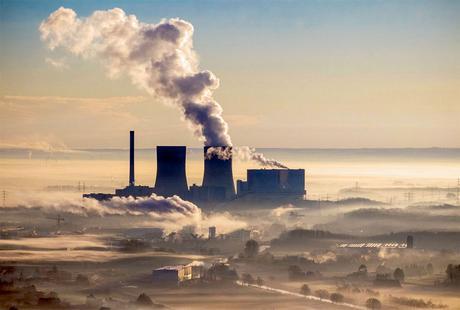 Une centrale thermique au charbon, en Allemagne. “Brûler du bois, de la houille ou du pétrole, cela produit le progrès, mais aussi du CO2.” 