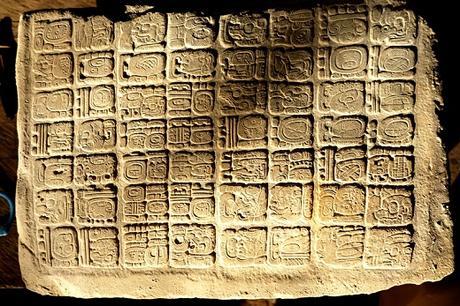 Des panneaux hiéroglyphiques Mayas découverts à La Corona et El Achiotal