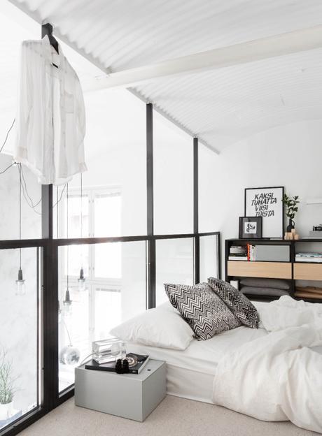 Intérieur finlandais chambre lumineuse blanche et miroir.