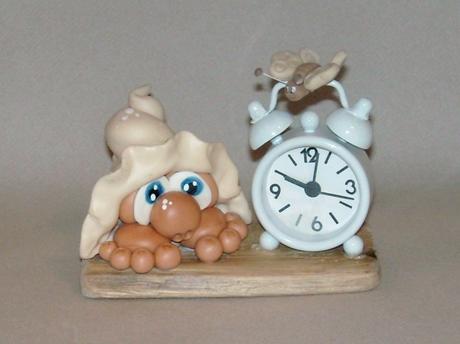 Réveils avec Chapeau lutin en porcelaine froide