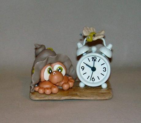 Réveils avec Chapeau lutin en porcelaine froide