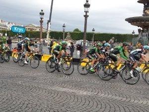 A l'arrivée du Tour, 21e étape Sèvres Champs-Elysées, avec IAM Cycling