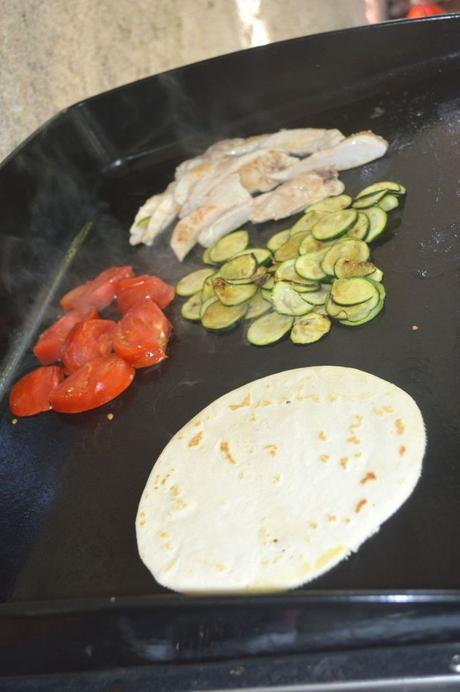 Tortilla au poulet et légumes grillés à la plancha