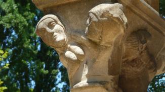 Un cloître en désordre