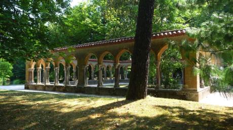 Un cloître en désordre