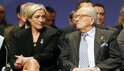 Marine Le Pen et son père se regardent en chiens de faïence (voir photo)