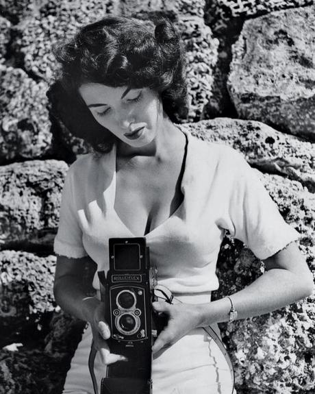 bunny-yeager-self-portrait-with rolleiflex