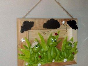 cadre avec famille grenouille en porcelaine froide