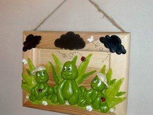 cadre avec famille grenouille en porcelaine froide