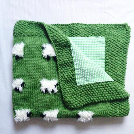 La couverture mouton de M. #cagibis #tricot #jacquard #knit #knitting #handmade #slowdesign