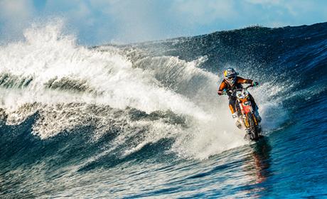 Robbie Maddison motosurfe sur les vagues tahitiennes (vidéo)