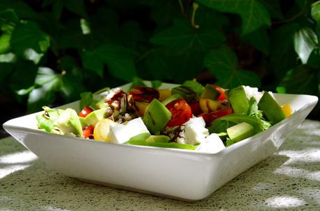 Salade complète quinoa, lentilles, avocat