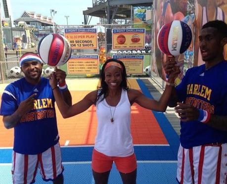 Un Harlem Globetrotter marque un panier de 45m de haut