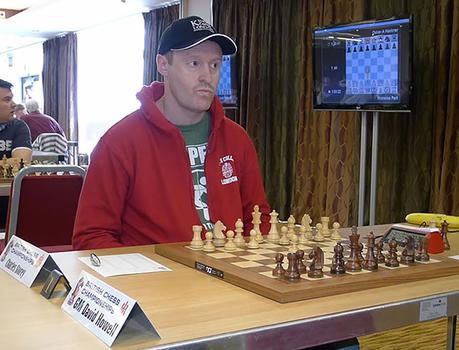 Charles Storey (2245) attend son adversaire de la ronde 2, le grand-maître David Howell (2698) - Photo © site officiel