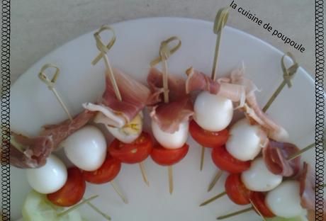 Brochettes oeufs de caille, jambon de parme et tomate cerise