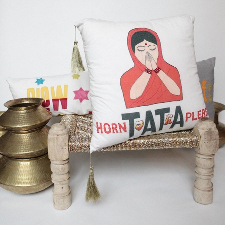 Coussin brodé femme indienne blanc